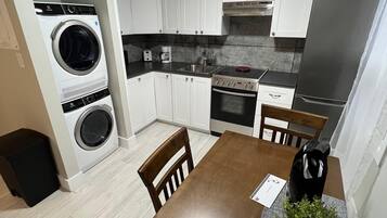 Kühlschrank, Mikrowelle, Wasserkocher mit Kaffee-/Teezubehör