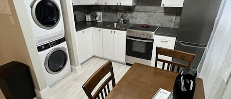 ثلاجة، ميكروويف، ماكينة لصنع القهوة/الشاي