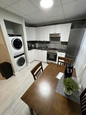Kühlschrank, Mikrowelle, Wasserkocher mit Kaffee-/Teezubehör
