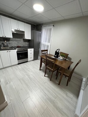 Fridge, microwave, coffee/tea maker - Two bedrooms flat near Plage Kiwanis (Le Centre-Ville) (Rouyn-Noranda)