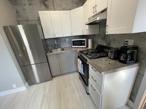 Suite with closed bedroom and sofa bed near Plage Kiwanis (Le Convivial)