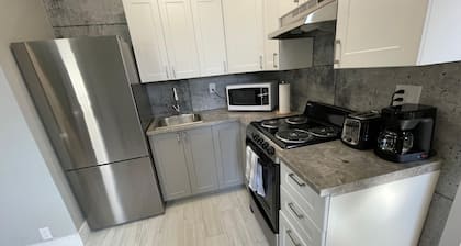 Suite with closed bedroom and sofa bed near Plage Kiwanis (Le Convivial)