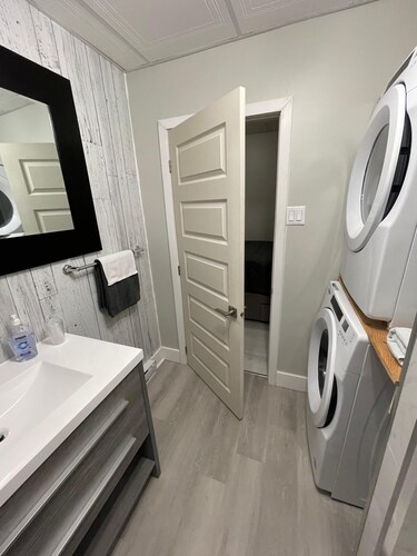 Suite with closed bedroom and sofa bed near Plage Kiwanis (Le Convivial)