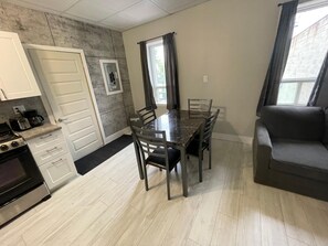 Fridge, microwave - Suite with closed bedroom and sofa bed near Plage Kiwanis (Le Convivial) (Rouyn-Noranda)