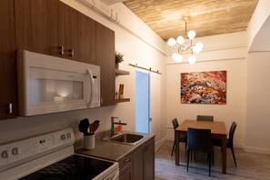 Frigorífic, microones, placa de cuina i cafetera i tetera