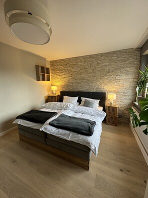 6 bedrooms, desk, iron/ironing board, travel cot