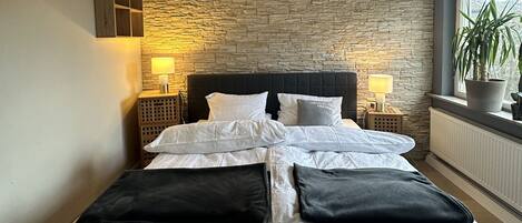 6 bedrooms, desk, iron/ironing board, travel cot