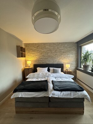 6 Schlafzimmer, Schreibtisch, Bügeleisen/Bügelbrett, Reisekinderbett