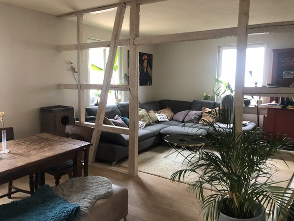 Fernseher, Tischfußball, Bücher