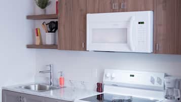 Refrigerador, microondas, cafetera/tetera