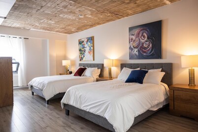 Loft with two beds and a sofa bed on rue Gamble Ouest (Le Central)