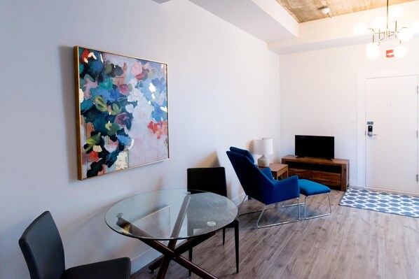 Interior - Suite with closed bedroom on rue Gamble Ouest (Le Central) (Rouyn-Noranda)