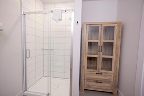 Bathroom - Suite with closed bedroom and sofa bed on rue Gamble Ouest (Le Central) (Rouyn-Noranda)