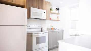 Refrigerador, microondas, cafetera/tetera, mesa de comedor