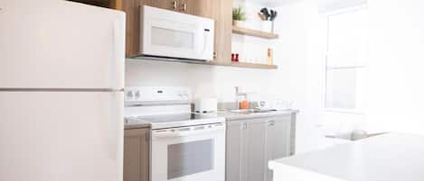 Refrigerador, microondas, cafetera y tetera y comedor