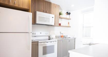 Suite with closed bedroom and sofa bed on rue Gamble Ouest (Le Central)