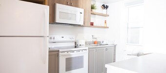Suite with closed bedroom and sofa bed on rue Gamble Ouest (Le Central)