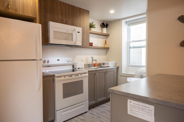 Fridge, microwave, coffee/tea maker, dining tables - Suite with closed bedroom and sofa bed on rue Gamble Ouest (Le Central) (Rouyn-Noranda)