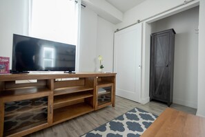 Interior - Suite with closed bedroom and sofa bed on rue Gamble Ouest (Le Central) (Rouyn-Noranda)