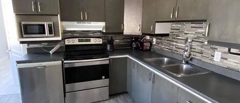 Réfrigérateur, micro-ondes, cafetiÚre/bouilloire