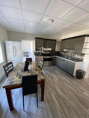 Kühlschrank, Mikrowelle, Wasserkocher mit Kaffee-/Teezubehör