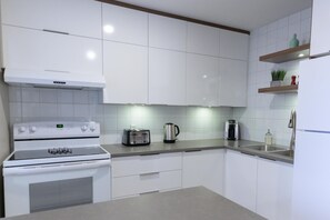 Kylskåp, mikrovågsugn och kaffe- och tebryggare