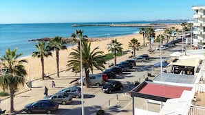 Un hotel costero con estacionamiento, acceso a la playa y vistas al mar.