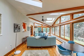 Televisión, chimenea, tenis de mesa y estéreo 