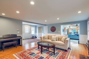 Televisión, chimenea, tenis de mesa y estéreo 