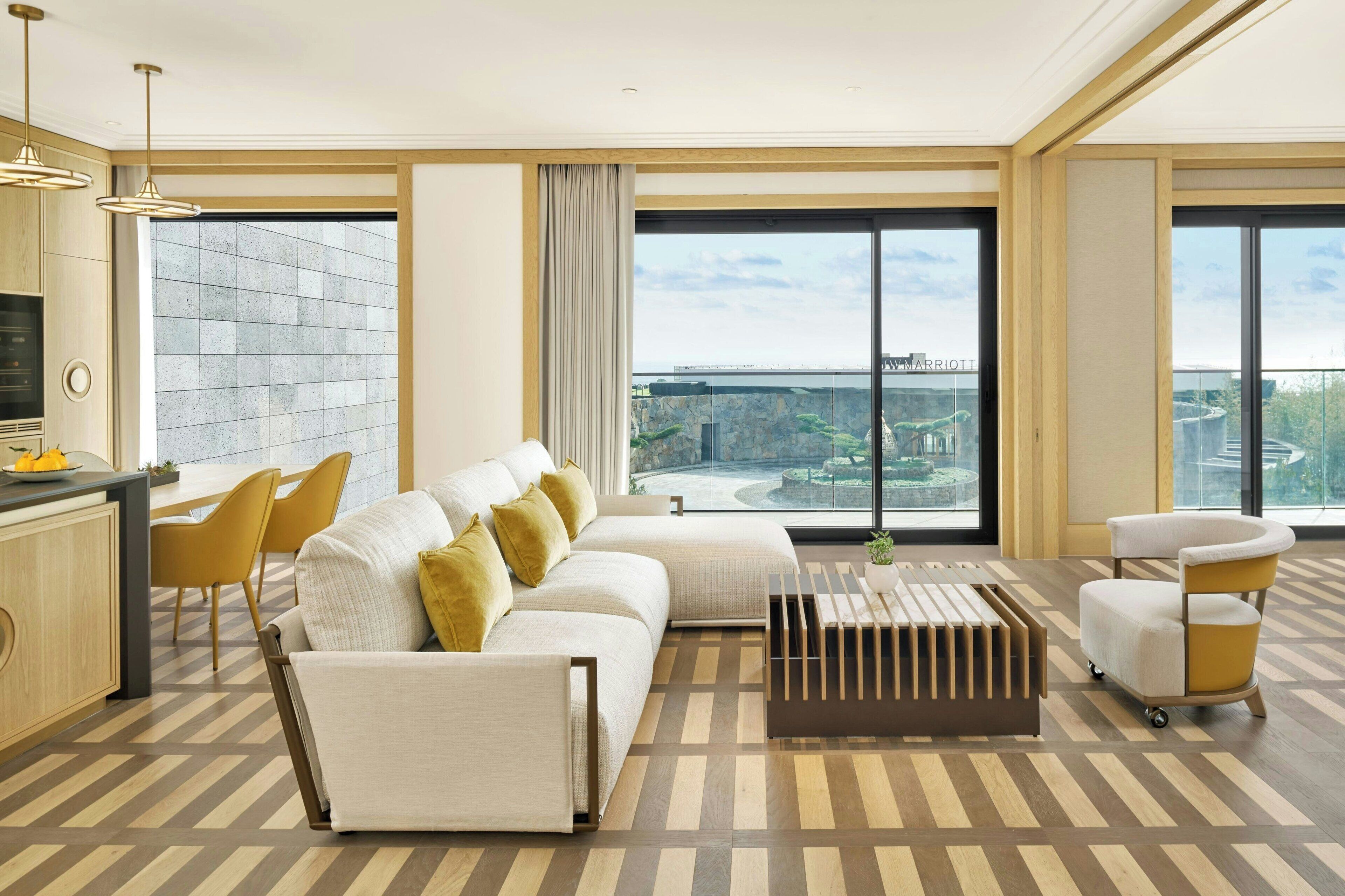 Ropa de cama de alta calidad, colchones con pillow-top y minibar 