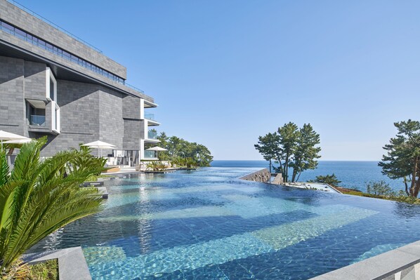 Indoor pool, outdoor pool, open 8:00 AM to 10:00 PM, cabanas (surcharge) - JW Marriott Jeju Resort & SPA (Seogwipo)
