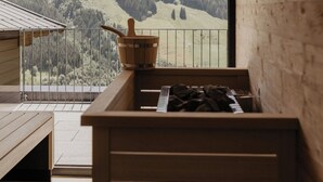 Eine Holzdiele mit einem Balkon mit Blick auf eine gebirgige Landschaft.