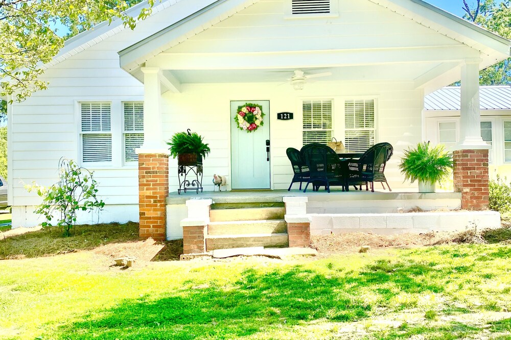 Sweet Tea Cottage. 11 miles to Helen and 2 Miles to Downtown Clarkesville.