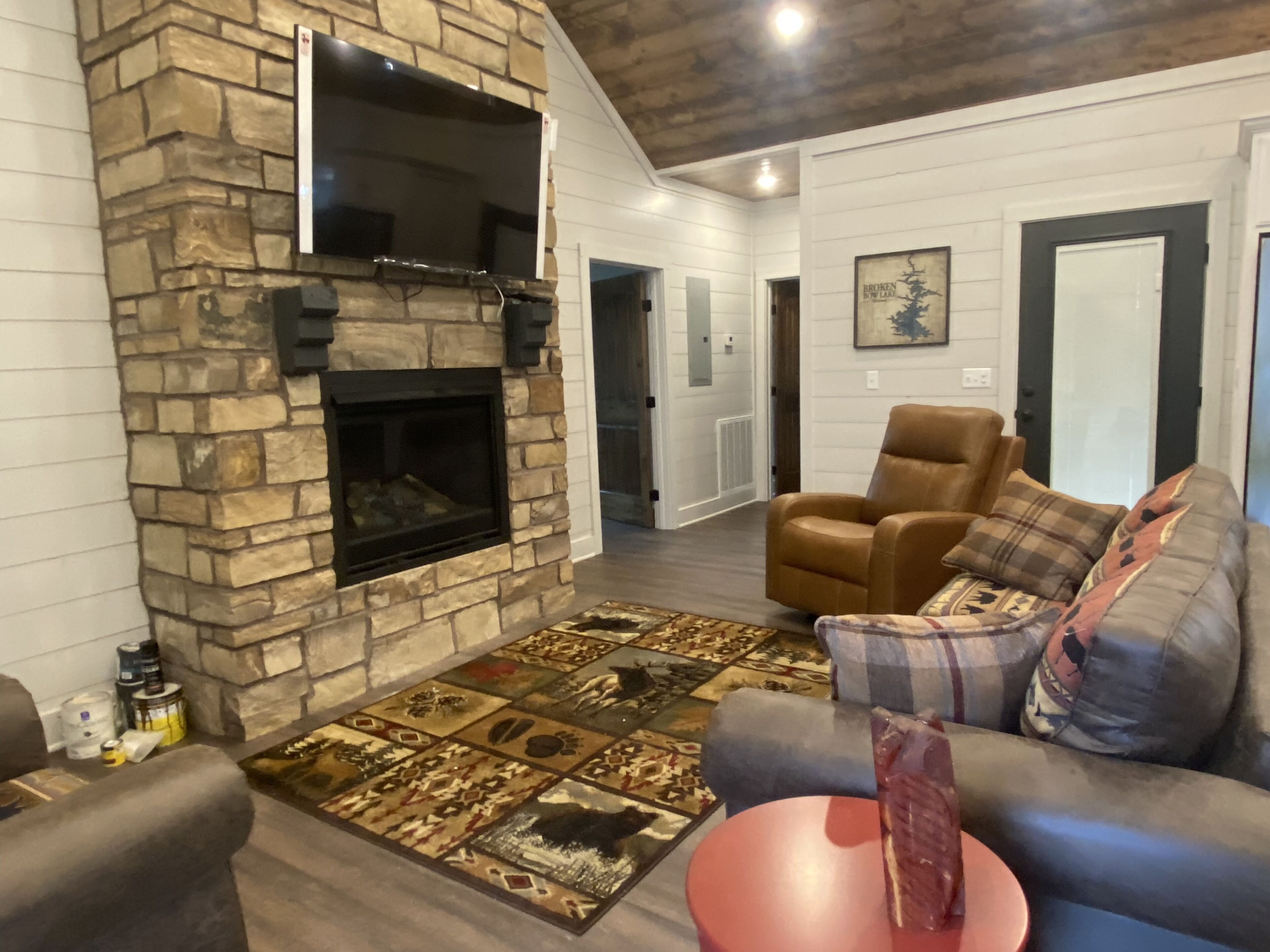New Listing- Brand New Beautiful Cabin- Hot Tub, outdoor Fireplace and TV