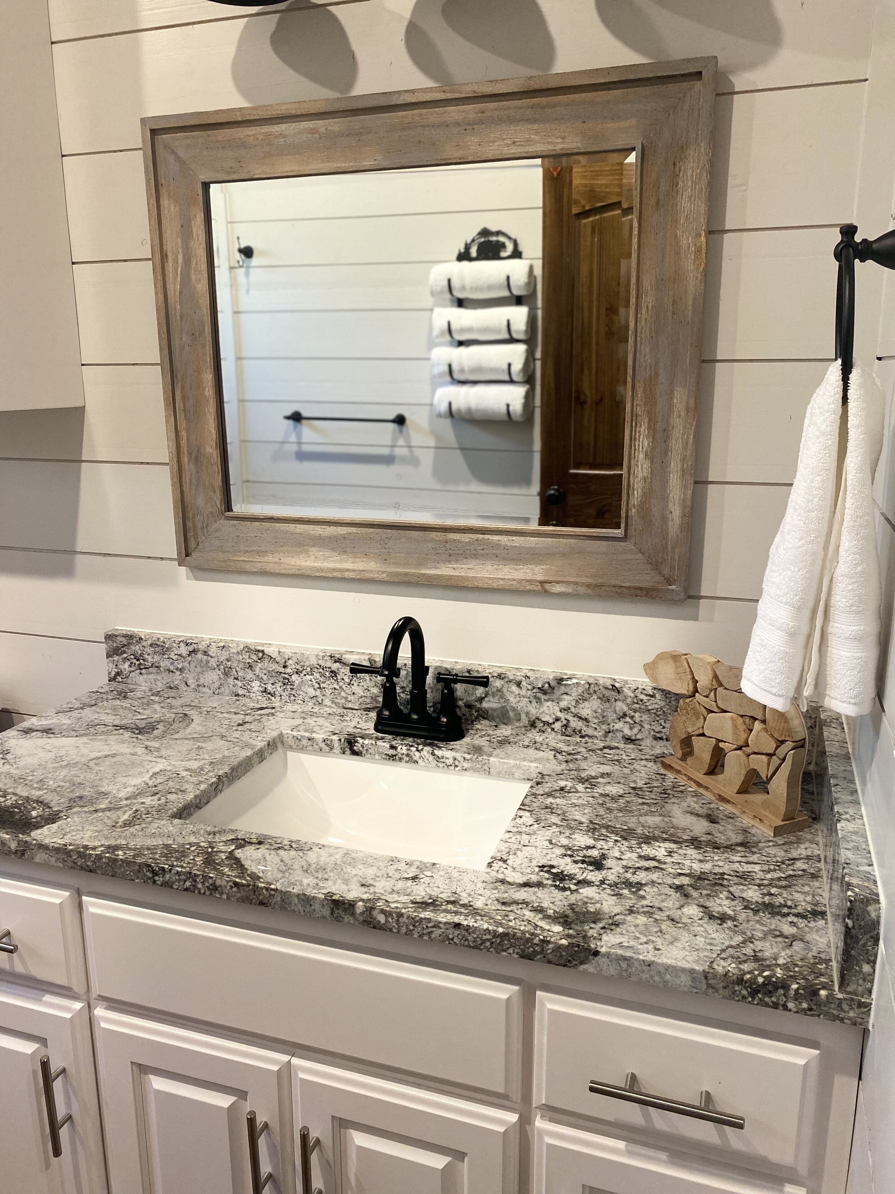 New Listing- Brand New Beautiful Cabin- Hot Tub, outdoor Fireplace and TV