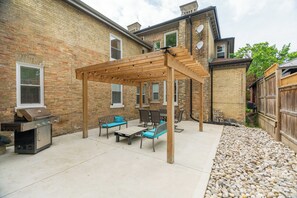 Outdoor dining - Charming 1 Bed Garden Suite; Steps to Downtown (London)