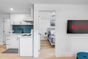 Room - Charming 1 Bed Garden Suite; Steps to Downtown (London)