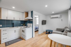 Interior - Charming 1 Bed Garden Suite; Steps to Downtown (London)
