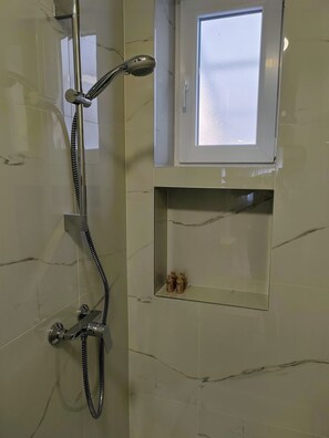 Apartment | Badezimmer | Dusche, kostenlose Toilettenartikel, Haartrockner, Handtücher