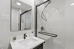 Dusche, Haartrockner, Handtücher, Seife