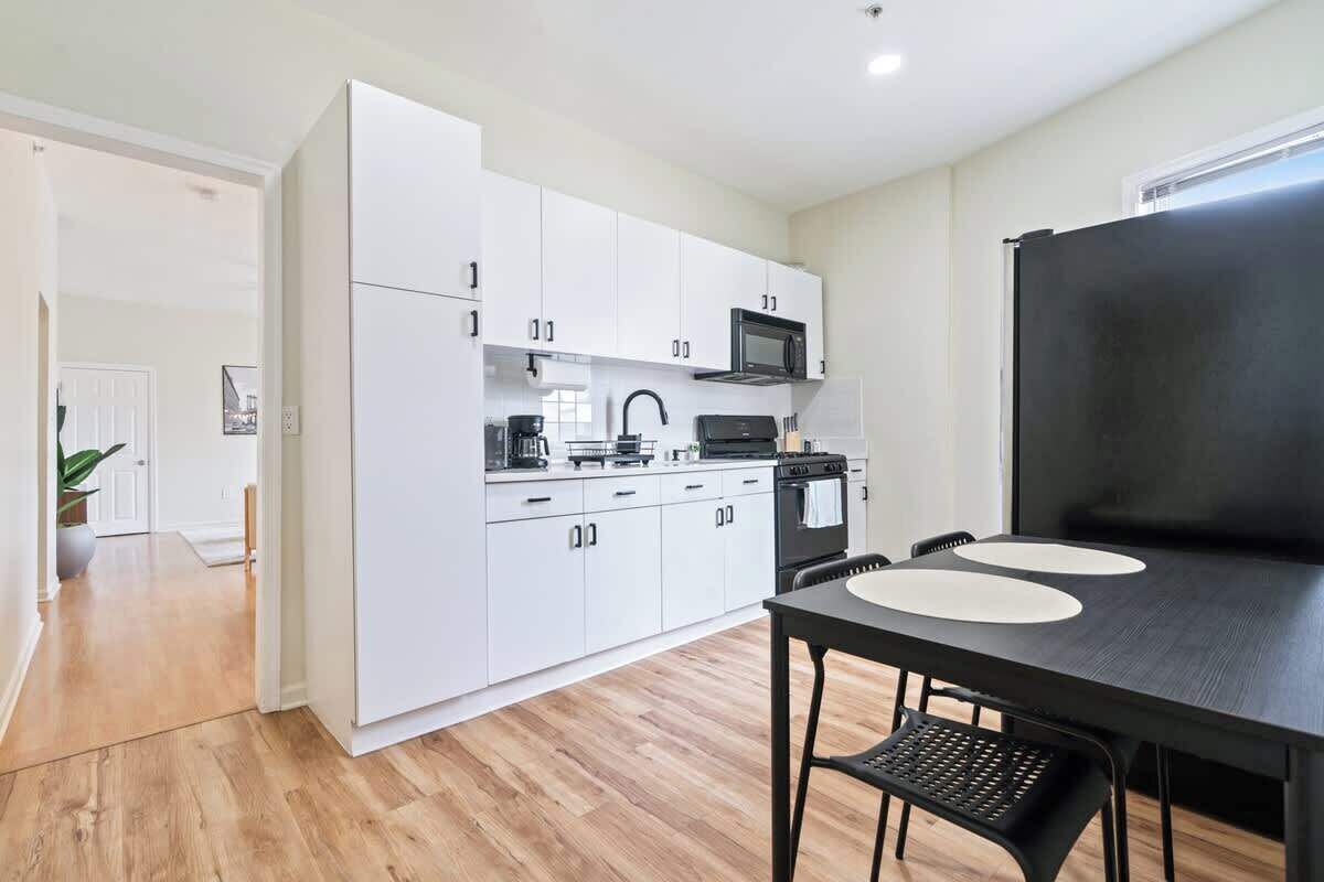 Een koelkast, een microgolfoven, een oven, een kookplaat