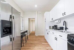 Frigorífico, microondas, horno y placa de cocina