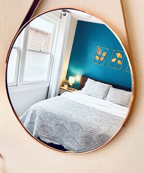 2 chambres, bureau, fer et planche à repasser, lit de bébé portatif