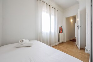 2 bedrooms, iron/ironing board, free WiFi, bed sheets - apartamento en plaza de ventas de alquiler temporal (Madrid)