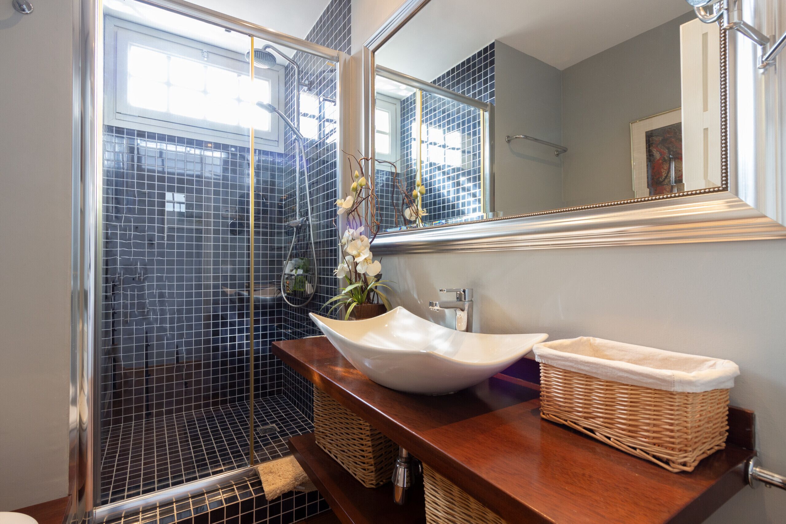 Een douche, een haardroger, een bidet, handdoeken