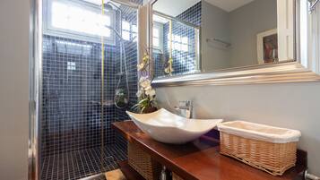 Een douche, een haardroger, een bidet, handdoeken