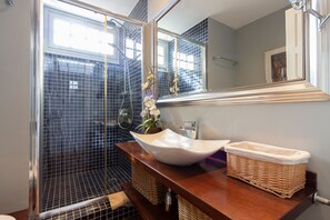 Dusche, Haartrockner, Bidet, Handtücher
