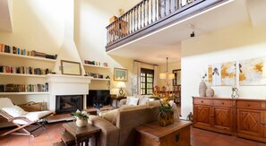 TV, ping pong, books - Villa Paradís - Piscina, BBQ, A/C, Sala de juegos (Roda de Berà)