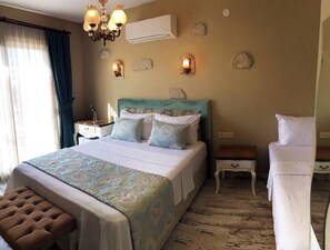 Panoramic-Dreibettzimmer, Mehrere Betten, Balkon, Poolblick | Hochwertige Bettwaren, Select-Comfort-Betten, Minibar