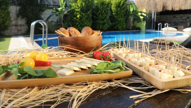 A poolside buffet with various cheeses, bread, and vegetables. - Alaçatı Viola Hotel (Çesme)